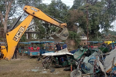 नेपालगञ्ज उपमहानगरपालिकाद्वारा अवैध इ-रिक्सा नष्ट गरिँदै